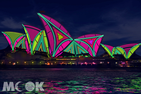 每年雪梨創意藝術節的重頭戲，就是欣賞雪梨歌劇院在聲光效果的輔助下，展現不同於以往的炫麗外觀。（圖片來源／Vivid Sydney官網）