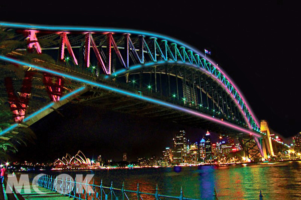雪梨港大橋在立體聲光的描繪下，更顯得加繽紛多姿。（圖片來源／Vivid Sydney官網）