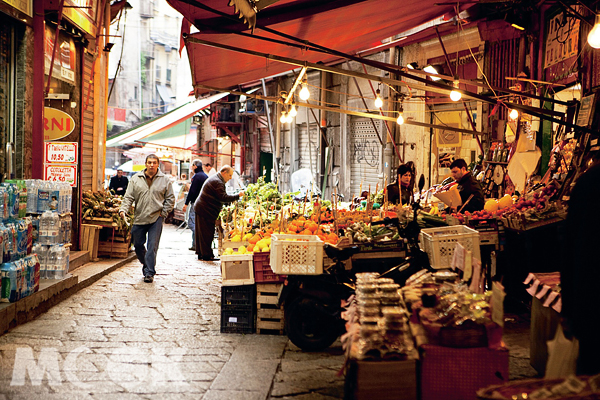 維契里亞市集物產豐饒，走一趟便能將巴勒摩傳統料理所需食材一次購足。（圖片提供／墨刻編輯部）