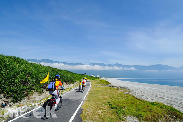 想要騎單車環島又擔心體力不足嗎？只要參加兩鐵環島，鐵馬搭配台鐵的行程讓銀髮族和小朋友也能輕鬆完成環島之旅。（圖片提供／雄獅旅遊）