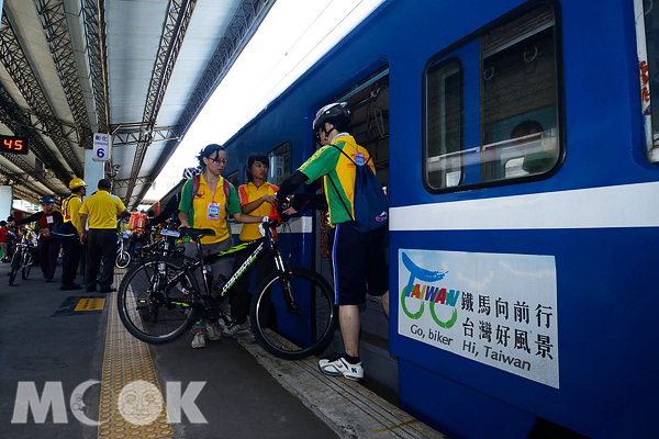 點與點之間以火車運輸，讓參與行程的遊客儲備體力，挑戰更多自行車道。（圖片提供／雄獅旅遊）