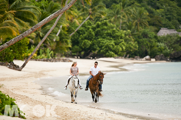 騎著馬欣賞海岸景致，靜靜享受專屬於兩人的悠閒時光。（圖片提供／Laucala Island）