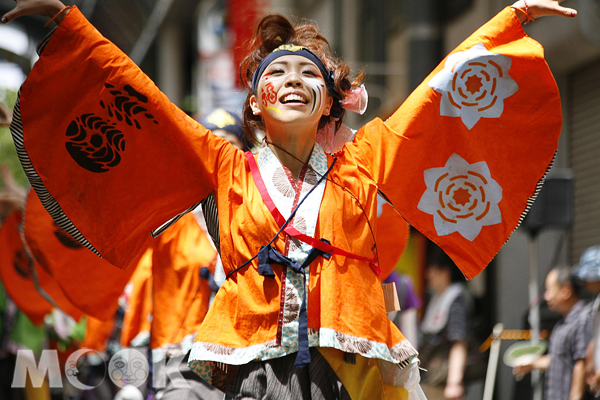 岡山夏日最盛大的桃太郎祭，將有臉繪鬼怪花紋的女舞者在街道上載歌載舞，相當搶眼。（圖片提供／岡山市觀光會議協会）