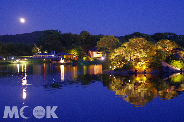 夏日限定的「幻想庭園」，讓遊客在夜晚體驗後樂園之美。（圖片提供／岡山市觀光會議協会）