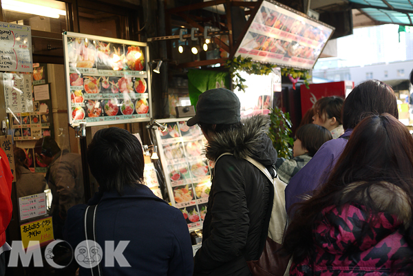 一早到築地市場享受超新鮮握壽司或生魚飯早餐，相當過癮！（圖片提供／Rhoda Li）