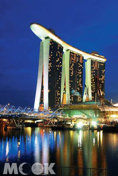 壯觀的建築工法與風格，讓濱海灣金沙綜合娛樂城成為新加坡的指標性建築。（圖片提供／墨刻編輯部）