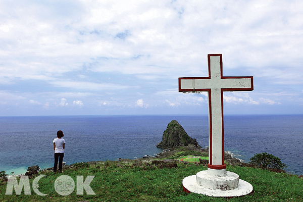 白色的十字架彷彿象徵著蘭嶼是最幸福的天堂。（圖片提供／墨刻編輯部）