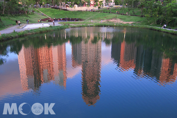 鄰近大樓像畫般倒映在生態池中，這是秋紅谷公園最寧靜的一隅。（圖片提供／David Chen）