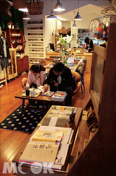 一樓販賣日本職人作品，木作、陶瓷、藤編和布織品這裡都有。（圖片提供／墨刻編輯部）