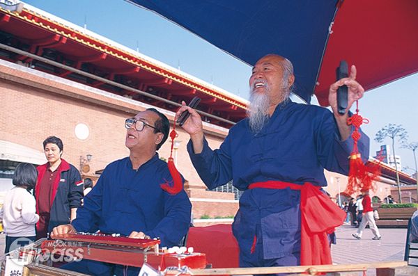 這個週末到淡水，除了有街頭藝人表演，還有現在正夯的小農市集等著民眾參加。（圖片提供／墨刻編輯部）