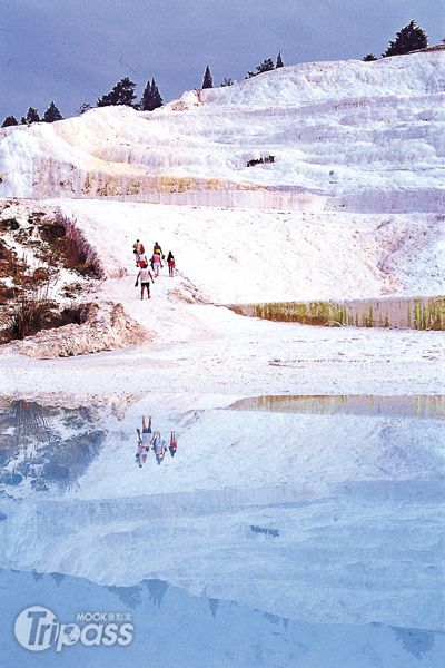 名列世界遺產的棉堡，雪白如棉花般的石灰岩地形是遊客的必遊地。（圖片提供／墨刻編輯部）