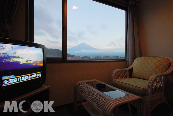 泡完湯回到房中，一樣能看到夢幻的富士山景色。（圖片提供／墨刻編輯部）