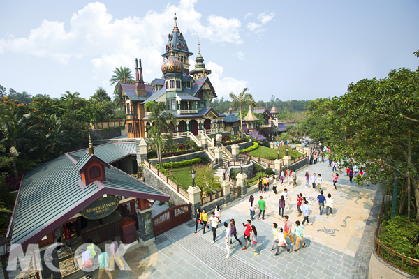 今年夏天，香港迪士尼樂園推出的最新主題樂園「迷離莊園」，將成為賓客們眾所矚目的焦點。（圖片提供／香港迪士尼樂園）