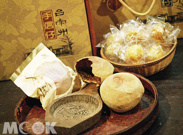 烏糖香餅是府城特有餅類，信裕軒至今仍遵循古法製作，每一口風味都和清代府城的烏糖香餅一模一樣。（圖片提供／墨刻編輯部）
