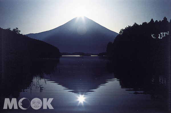 田貫湖與富士山美景，在逆光的照射下顯得深邃靜謐。（圖片提供／日本富士之國靜岡縣駐台辦事處）