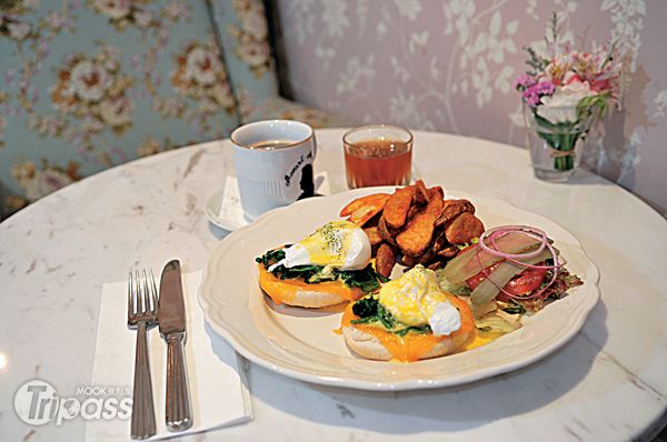 向The Brunch，紫白色公主風用餐空間以及精緻的早午餐，廣受女性喜愛。（圖片提供／墨刻編輯部）