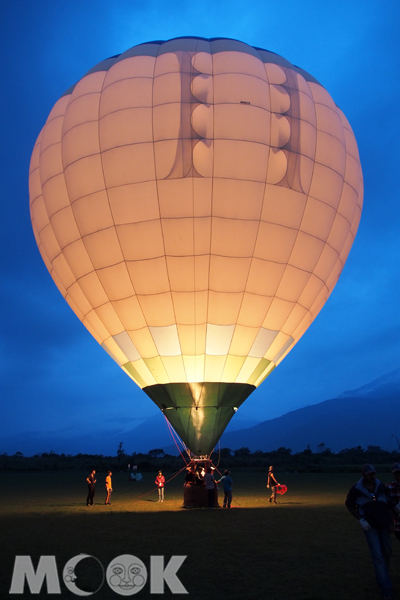 夜幕低垂之際，熱氣球光雕展現日間難見的景象。（圖片提供／花蓮縣政府）