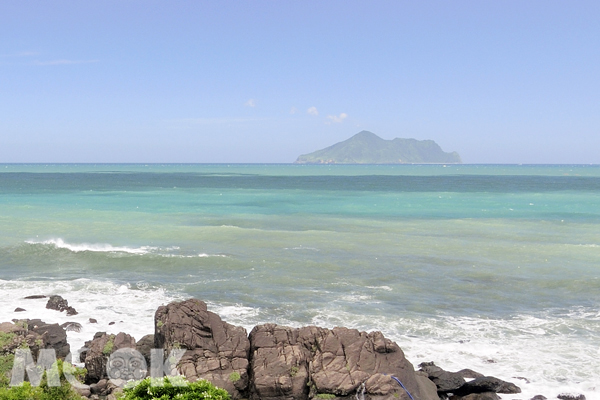 白天賞玩龜山島，晚上在海風吹拂下，隨著貢寮國際海洋音樂祭的樂曲搖擺，好不痛快。（圖片提供／墨刻編輯部）