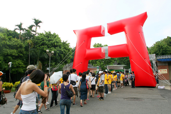 停辦4年後再度登場的野台開唱，以強勁的陣容捍衛元老級音樂祭的榮耀。（圖片來源／取自2013野台開唱官網）