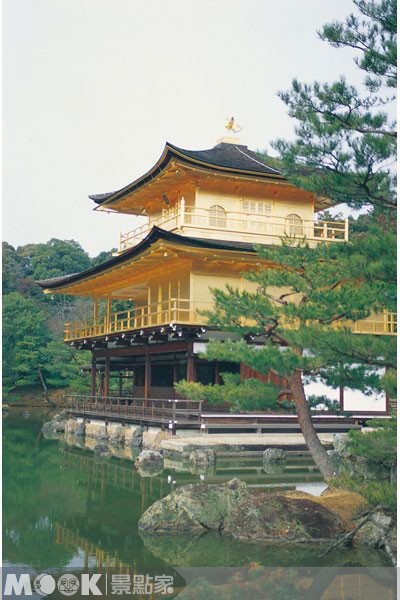 整座寺閣都是使用金箔貼飾，也因而被封上「金閣寺」的美名。（圖片提供／墨刻編輯部）