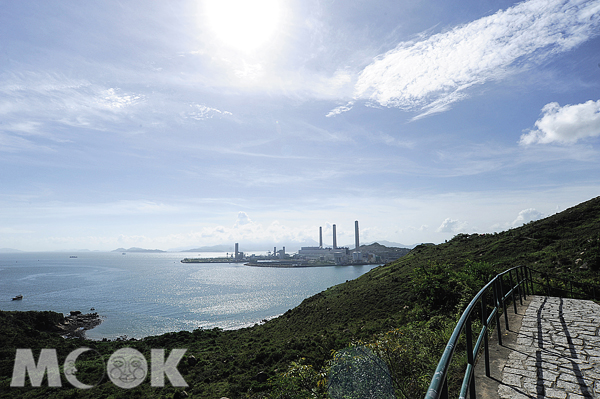 從家樂徑上遠眺，對面是南丫風采發電站。（圖片提供／TRAVELER Luxe旅人誌）
