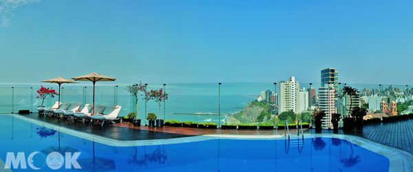 彷彿在雲端的天台泳池，將遼闊的太平洋與市景一覽無遺。（圖片提供／Orient-Express Hotels Ltd.）