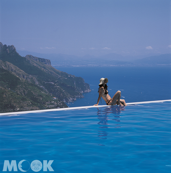 位於懸崖上的泳池，膽子不夠大的遊客可別輕易往池邊靠近。（圖片提供／Orient-Express Hotels Ltd.）