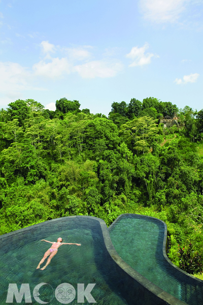 以藍天及熱帶雨林為背景，暢泳於此讓人回歸大自然的懷抱中。（圖片提供／Orient-Express Hotels Ltd.）