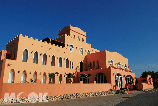 北非花園旅店引人目光的建築外觀，在藍天下格外搶眼。（圖片提供／TRAVELER Luxe旅人誌）