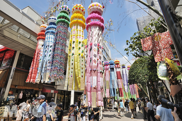 日本最著名的七夕祭典—仙台七夕祭，將在色彩斑斕的大型流蘇吊飾中，追憶淒美的愛情故事。（圖片提供／仙台七夕まつり協賛会）