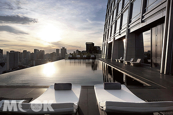 25樓的懸臂式泳池，成為全曼谷享受日光浴、夜間觀星最棒的地點！（圖片提供／The Okura Prestige Bangkok）
