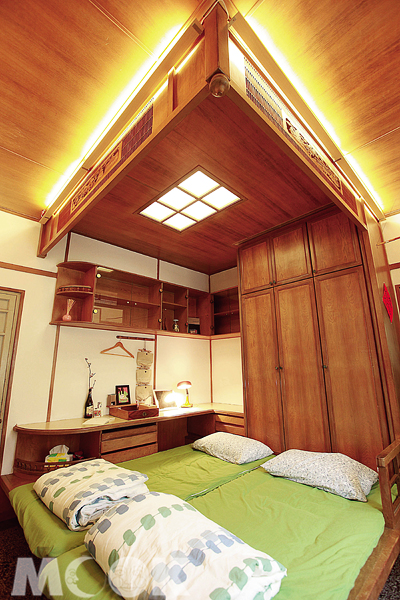 床舖、衣櫥、書桌和天花板一體成型的日式洋房，保留最原味的格局。（圖片提供／墨刻編輯部）
