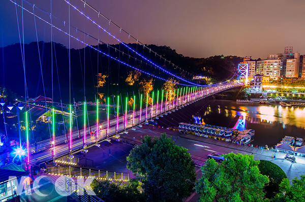 隨著光影的變化，讓碧潭吊橋展現萬種風情。（圖片提供／新北市政府觀光旅遊局）