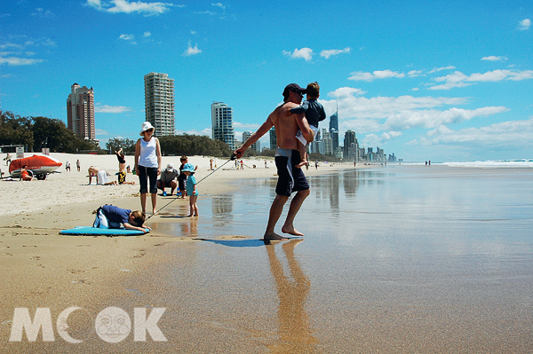 來到澳洲，有機會一定要走一趟黃金海岸，看看這澳洲最有名的度假勝地，究竟有何獨特魅力。（圖片提供／墨刻編輯部）