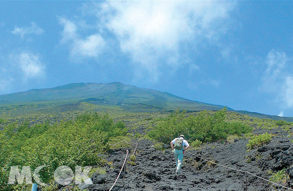 踩著富士山的火山熔岩，一步一步向上爬。（圖片提供／TRAVELER Luxe旅人誌）