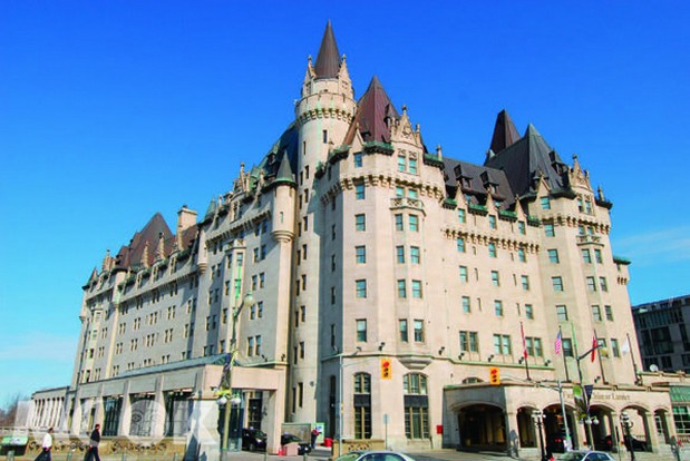 於1912年開幕的洛麗耶城堡飯店，是渥太華的地標之一，曾有無數政商名流在此下榻（圖片提供／墨刻編輯部）
