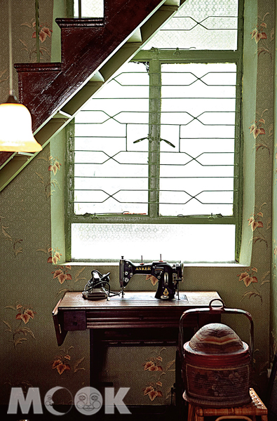 保留下來的舊窗戶和老縫紉機，傳達老澳門的生活況味。（圖片提供／TRAVELER Luxe旅人誌）