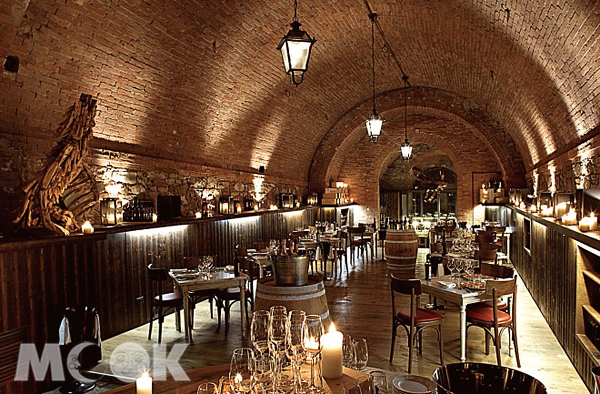 像是隧道，又彷彿是酒窖的餐廳，提供極具義大利傳統的菜色。（圖片提供／The Leading Hotels of the World）