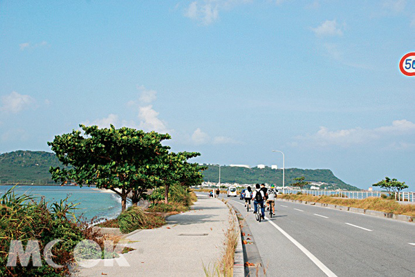 在海中道路吹著海風騎乘單車，是無盡享受。（圖片提供／墨刻編輯部）