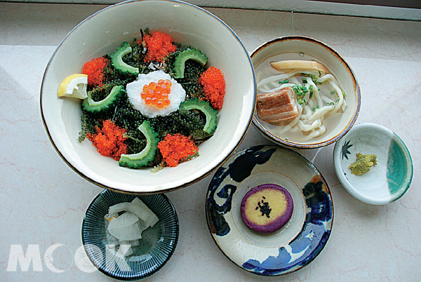 海葡萄蓋飯定食，苦瓜是少不了的配菜。（圖片提供／墨刻編輯部）