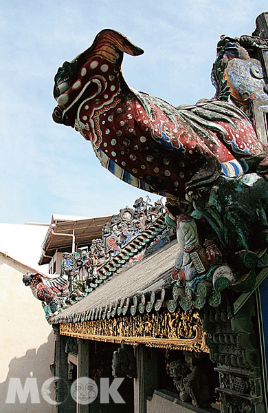 鄭氏祠堂屋簷上美麗的木雕，說明信仰文化受到中華文化之影響。（圖片提供／TRAVELER Luxe旅人誌）