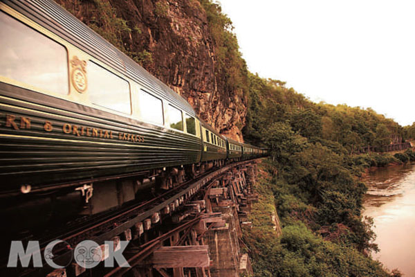 亞洲東方快車（Eastern &amp; Oriental Express, E &amp; O）自1993年營運至今，以每小時約60公里的車速，帶給乘客緩慢悠閒的舒適（圖片提供／Eastern &amp; Oriental Express）