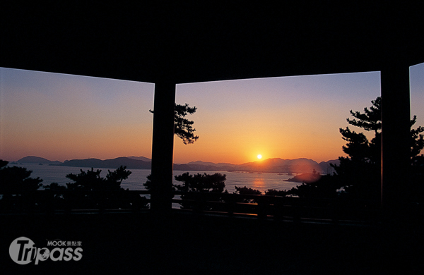 位在釜山東北海岸邊的海雲台，擁有綿延2公里長的細白沙灘，是韓國著名的海水浴場，一到夏日，整個海灘擠滿戲水的人潮，熱鬧非凡。（圖片提供／墨刻編輯部）