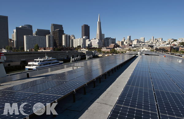 Exploratorium新館是以零耗能（Net-Zero Energy）建築為目標，大面積的太陽能面板可輸出1.3兆瓦的能源（圖片提供／The Exploratorium）