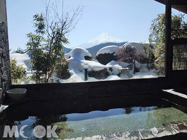 在寒冬中泡著暖呼呼的溫泉，感受眼前雪景的清新冷冽，還有那遙遠的富士山動人身影。（圖片提供／Guesthouse Sakuya）