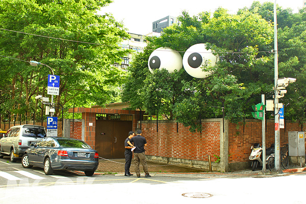 漫步在東區街頭，有機會看到一雙圓滾滾的可愛眼睛望著你！（圖片提供／富邦藝術基金會）