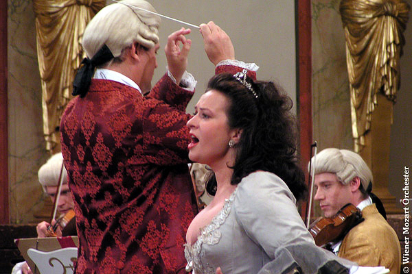 古裝維也納莫札特音樂會形式因循18世紀傳統，男女高音有詠嘆調、對唱演出。（圖片提供／Wiener Mozart Orchester）