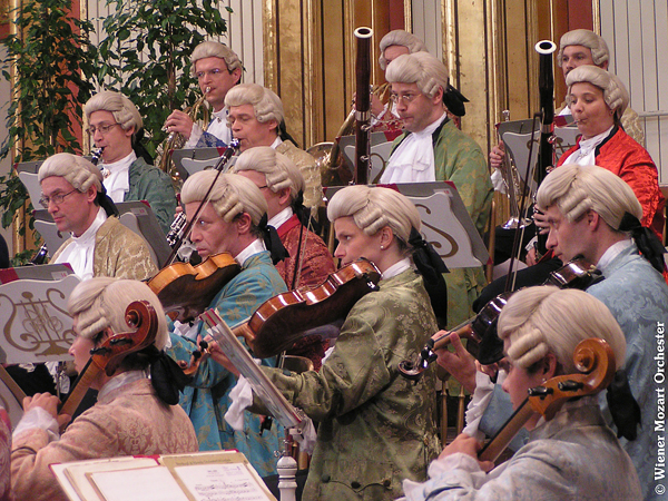 演出時，所有團員身穿18世紀古典服飾，不只帶給觀眾美好的聽覺享受，更是一場華麗的視覺饗宴。（圖片提供／Wiener Mozart Orchester）