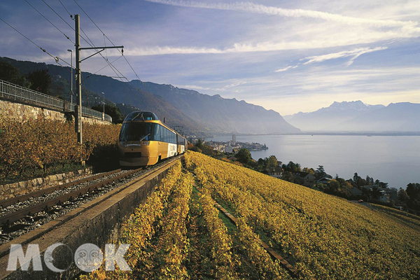 搭乘景觀列車，欣賞絕美的瑞士風采。（圖片提供／Swiss Travel System）