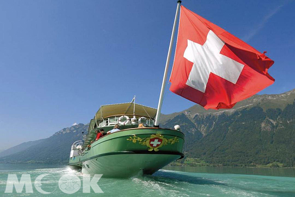 航行於湖面上，以不同的角度欣賞瑞士山光水色。（圖片提供／Swiss Travel System）